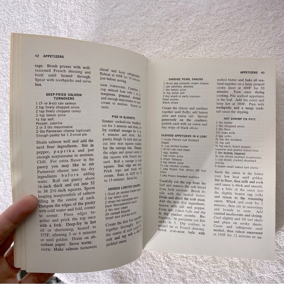 Vintage 1970 Chatelaine Cookbook The Definitive Canadian Cookbook Hardcover - Picture 12 of 12